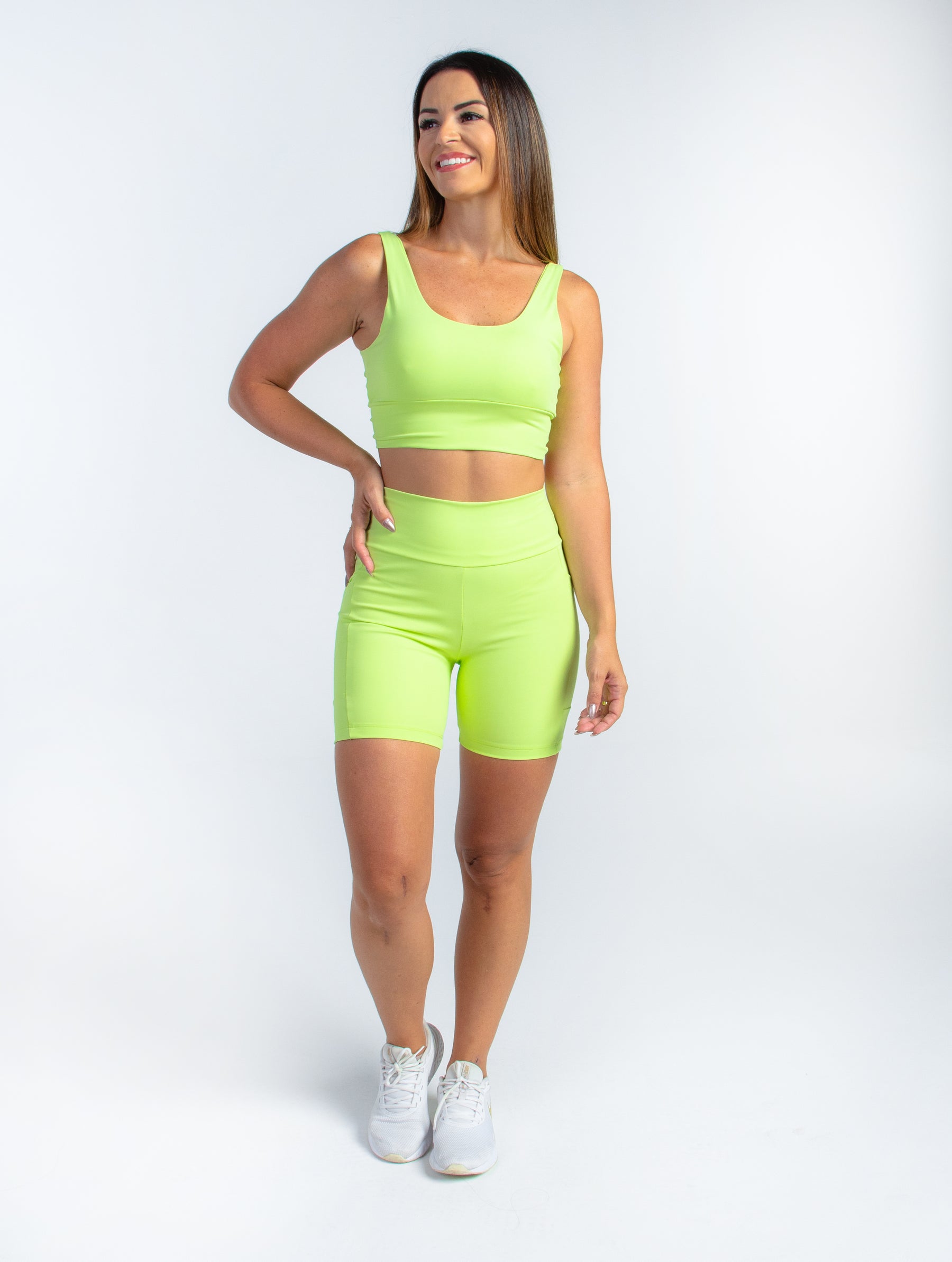 Bermuda Meia Coxa com bolsos laterais. Alta Compressão, UV 50+ e Conforto Extremo.